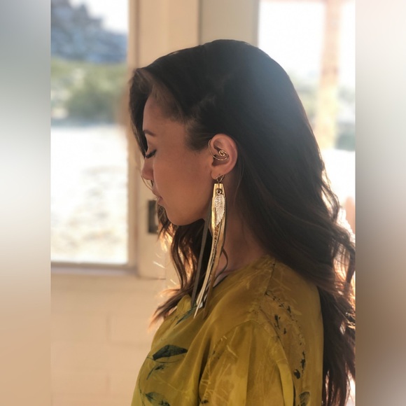 ONYX xoxo Signature Ear Cuff - Picture 5 of 7